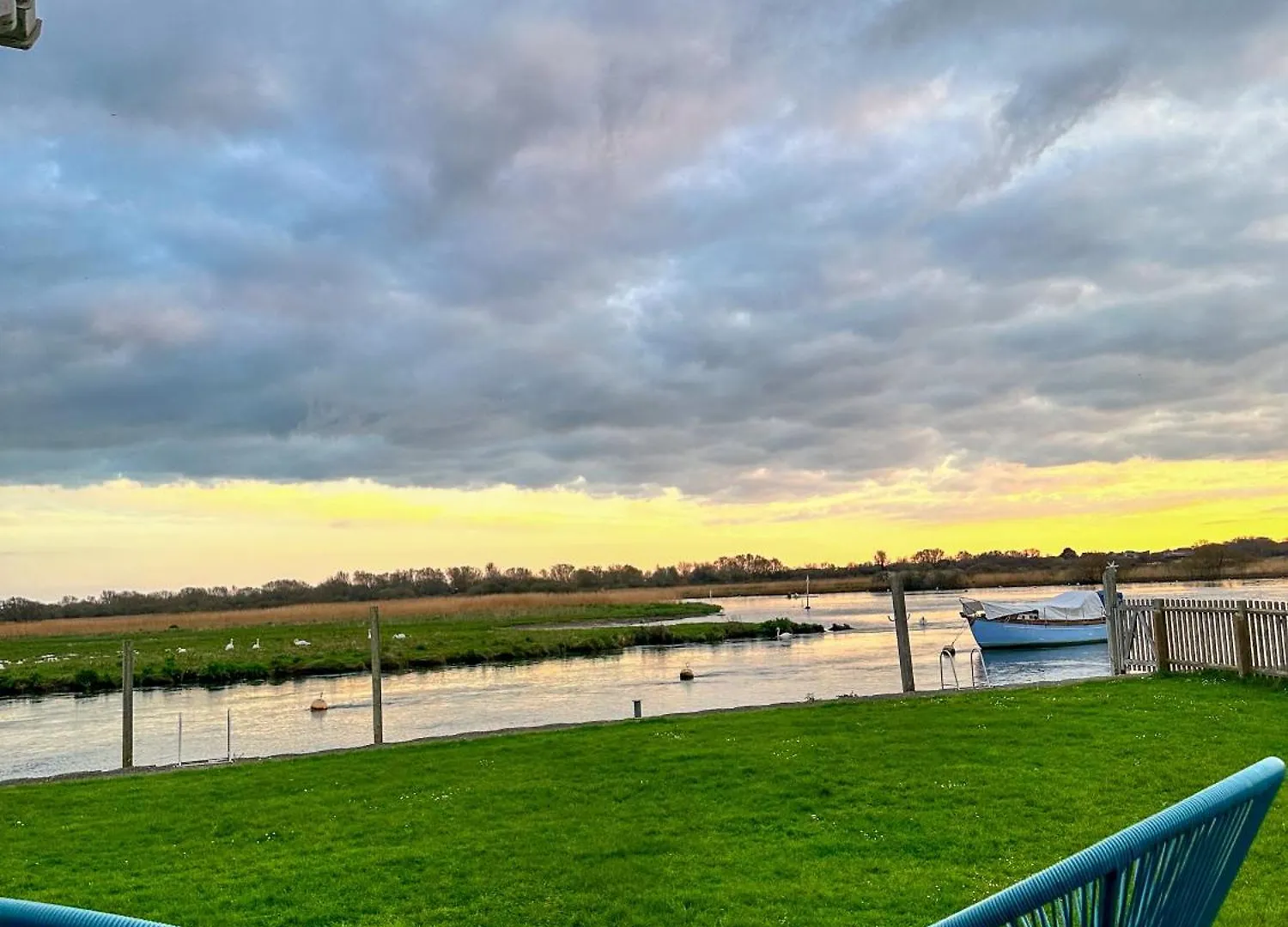 Sunset Lodge, River View & Log Burner Christchurch  0*, Christchurch (Dorset) United Kingdom